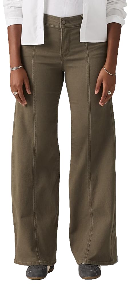 Close-up of the hem and wide leg opening on women's 318 shaping wide-leg jeans