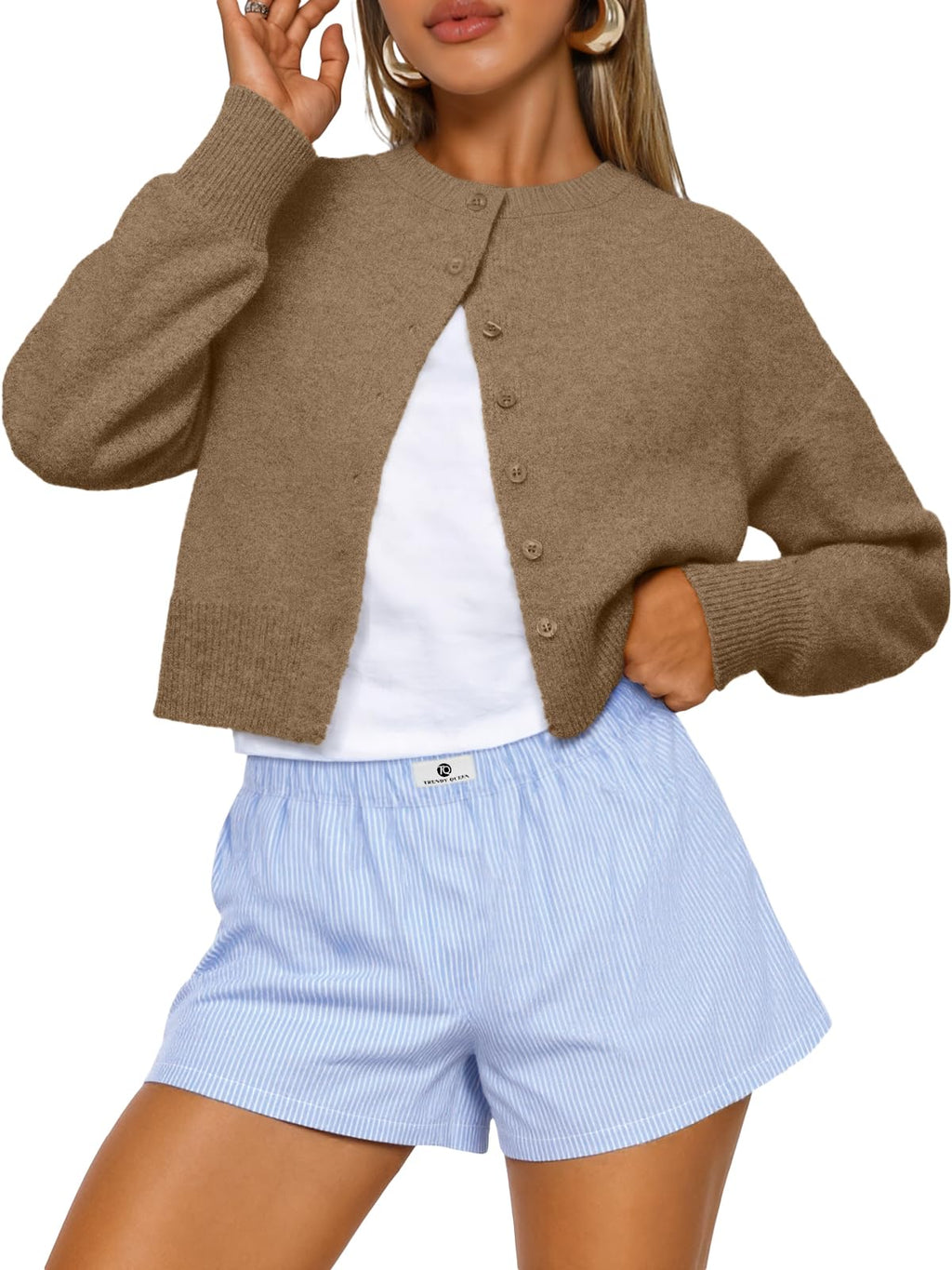 Neckline and collar detail of the women's cropped knit cardigan